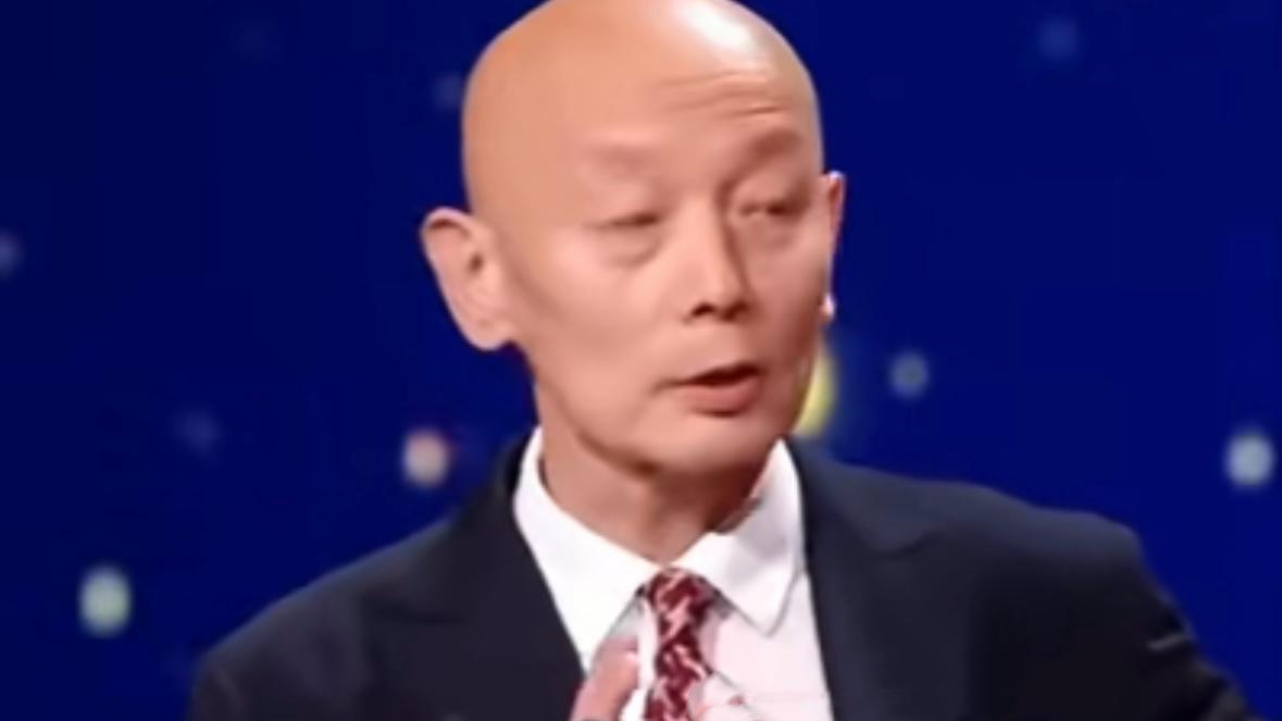 尴尬！周冬雨颁奖全程念稿态度敷衍，葛优不留情面当众指出问题