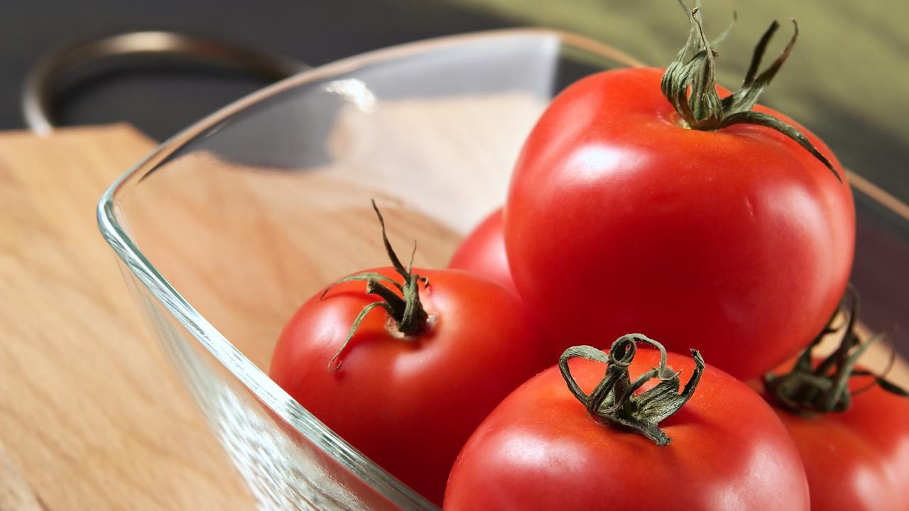 西红柿|给西红柿去皮，别只会用热水煮，大厨教你一招，快速去皮不流汁