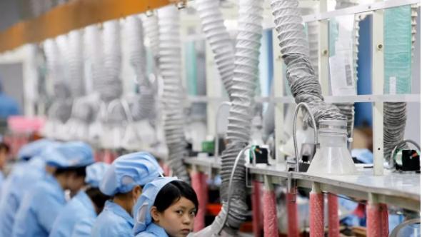 |女生本科毕业进厂打螺丝，一天工作12个小时，称：看不到人生希望