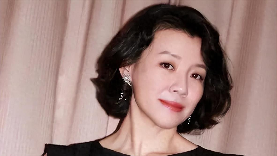 她与名导同居三年却惨遭抛弃，转身下嫁穷小子后竟然成人生赢家！