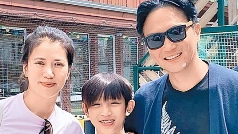 周星驰|张智霖夜店风波后露面，胡子花白显老，与袁咏仪过22年无性婚姻