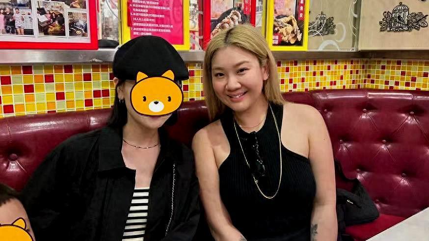 郑欣宜抑郁症停工4个月暴瘦！久违现身展露笑颜，还大方与粉丝合影