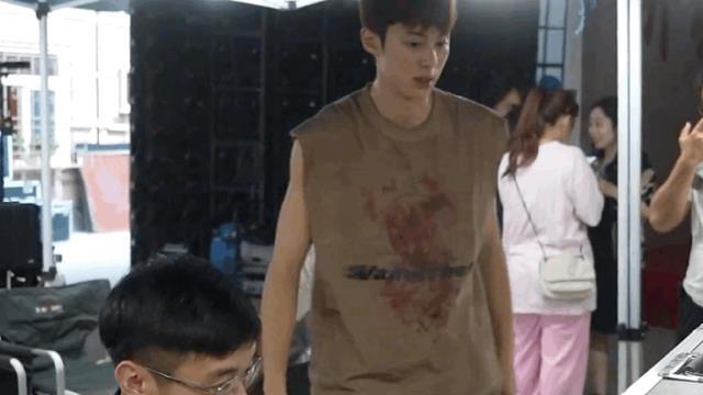 王鹤棣|王鹤棣努力减肥，为演绎电影《抬头见喜》，太拼了