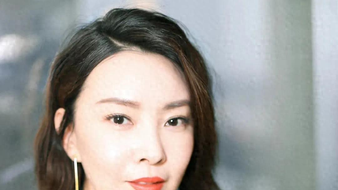 曾是央视知名主持人，转行做演员后嫁圈外富商，今47岁成人生赢家