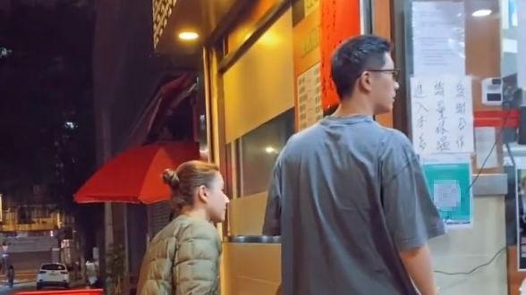 窦骁|窦骁何超莲与佘诗曼聚餐，光顾平价饭店接地气，男方仪态遭吐槽