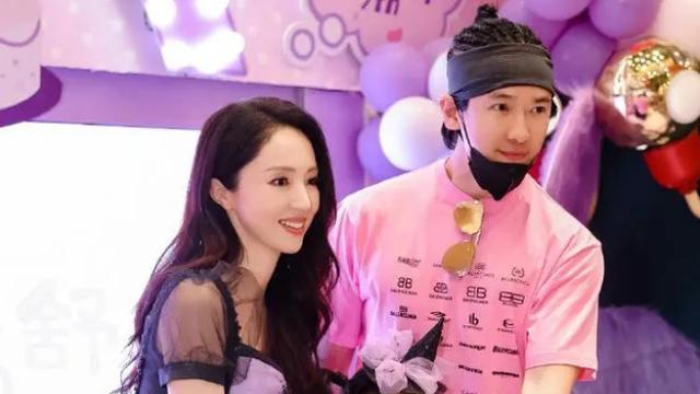 与高云翔合体为女儿庆生引热议董璇现身横店视察新开咖啡店