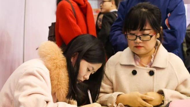 求职|职场歧视何时休？女生只因已婚未育，上班首日就遭公司无情辞退