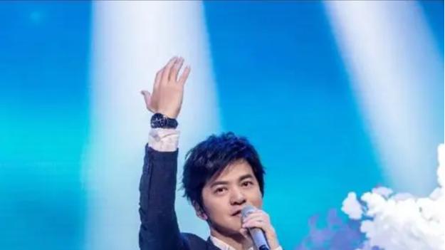 李健|49岁李健登上了微博娱乐，李健受洪涛导演三顾茅庐参加我是歌手