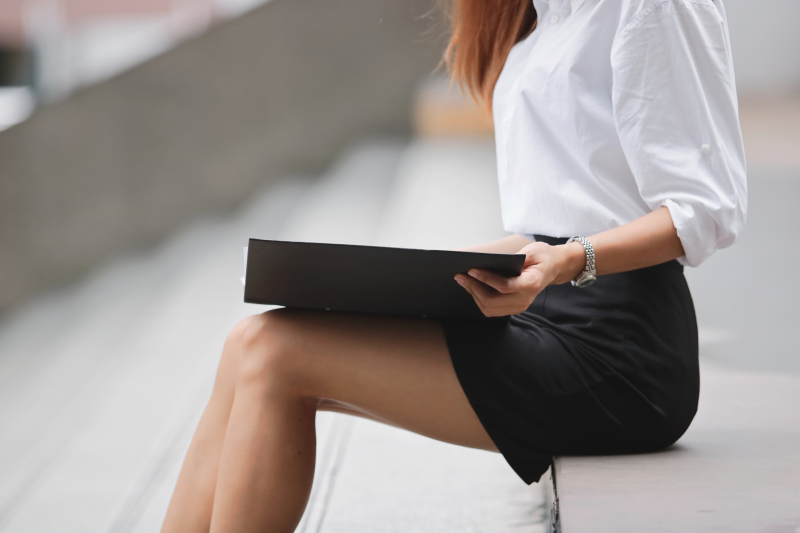 靳东|女子上班第一天因为已婚未育被辞，公司：希望招一个不会怀孕的！