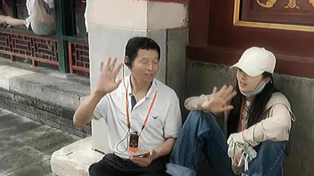杨超越带爸爸游北京被赞原因：有耐心，孝顺，不掩饰农村出身