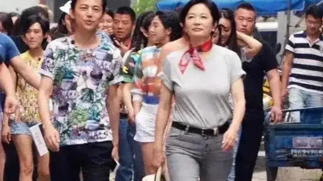 林青霞胯宽腿粗，彻底变大妈……