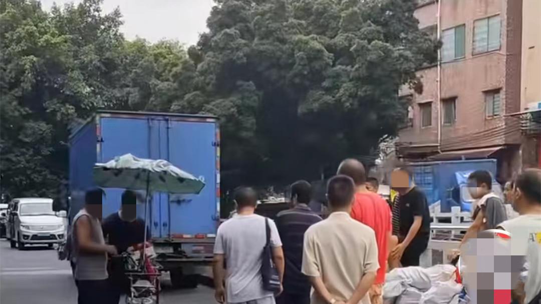 广东一男子做完临时工，中介把他拉黑不给钱，招工时被他逮住要钱