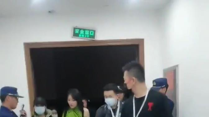 杨钰莹|52岁杨钰莹现身被指怀孕，大肚腩十分明显，走路需搀扶还险些摔倒