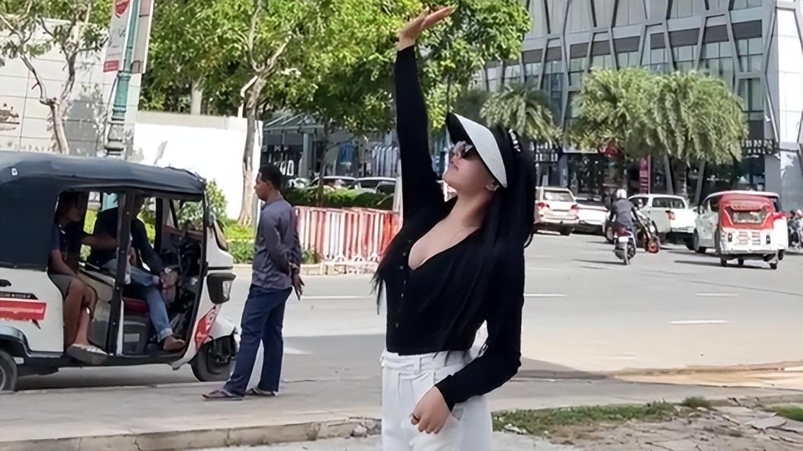 柬埔寨依晴野心暴露，穿深V秀事业线引路人围观，扬言谁行谁上位