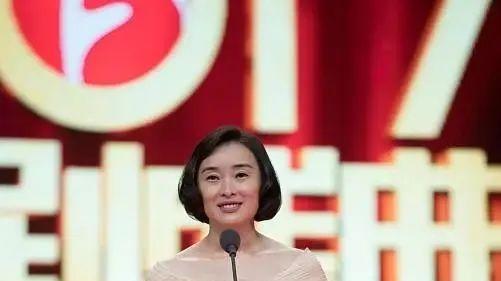 发型 陈建斌前女友被“坑惨了”！一身白穿得高贵又时髦，发型却像狗啃的
