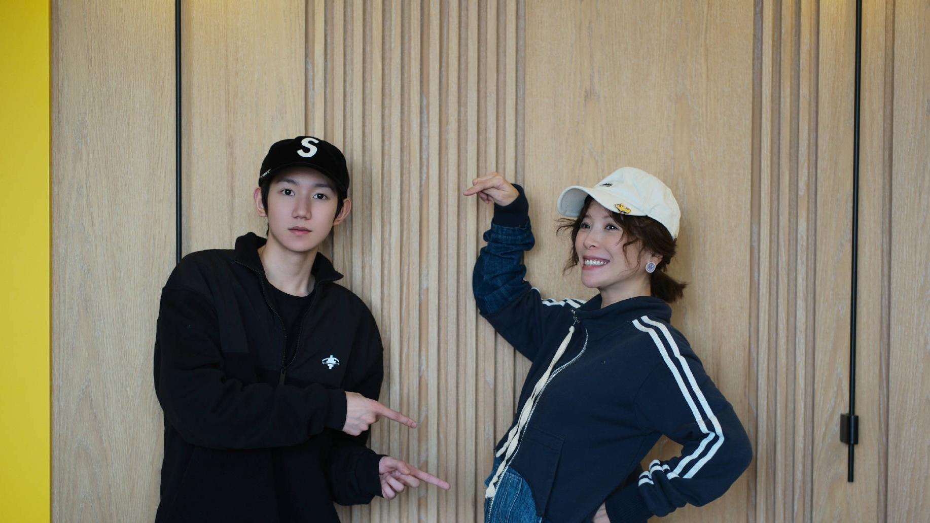 34岁黄雅莉与王源合影！姐弟互动关系亲密，女方孕肚明显笑容满面