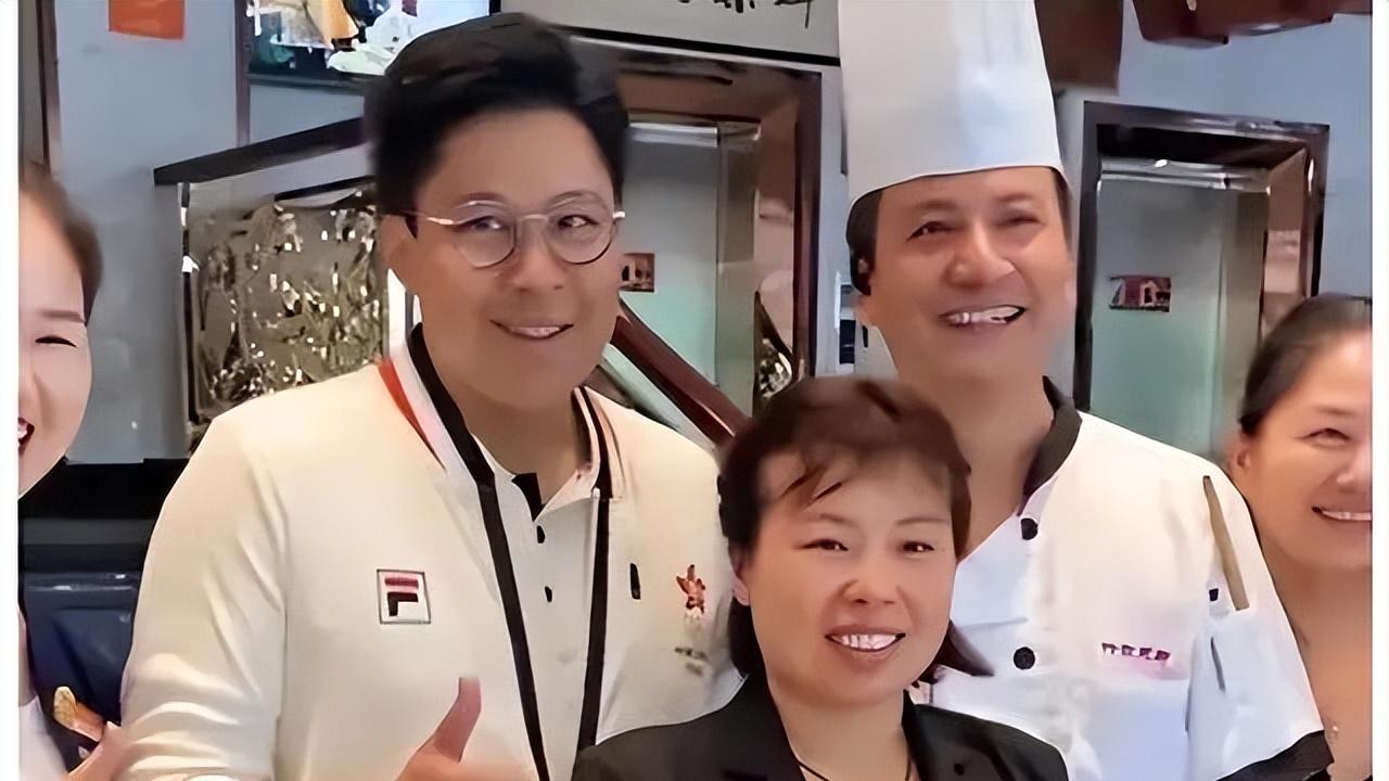 许家印吃上千一斤的葡萄，霍启刚下馆子花5百元，还打包5个菜走