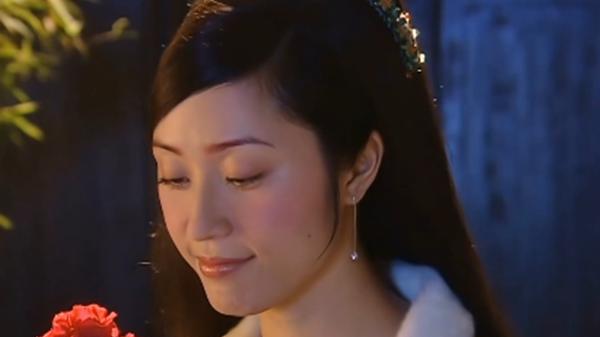 穿衣搭配 陈法蓉塑造的尹天雪长发飘飘很惊艳，但她扮演的洪芷晴更动人