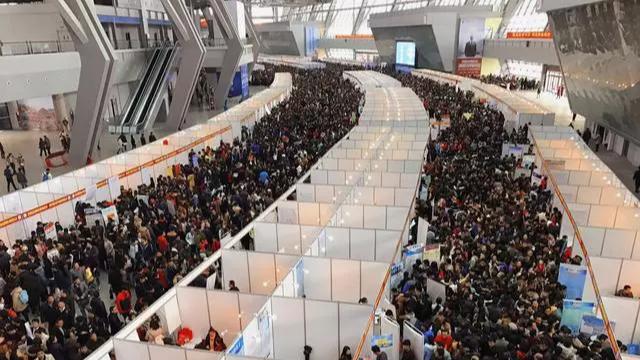 李乃文|工价下跌，工厂门口仍旧排长队，务工人员：20个岗位300个人抢