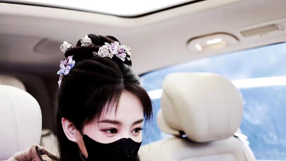 外套 李一桐赴片场私服，穿咖啡色毛绒外套配牛仔裤，古装发型好抢镜