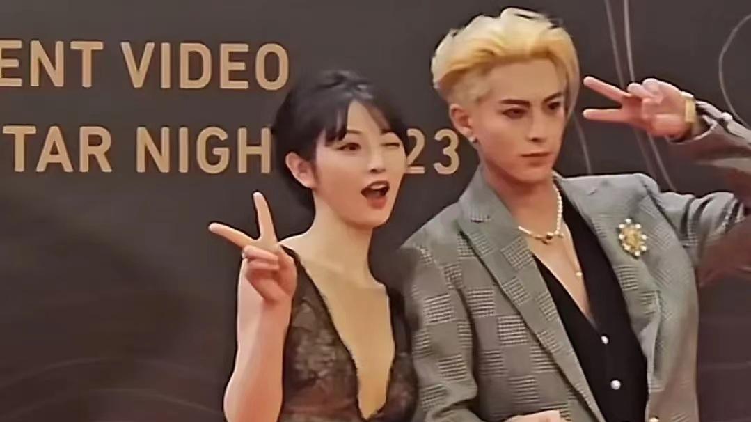 田曦薇亮相腾讯星光大赏，甜妹的脸辣姐的身材，既纯情又性感。