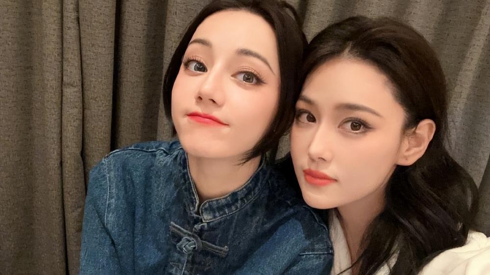 张馨予迪丽热巴罕见同框，两大美女贴脸卖萌，同款高颜值超养眼