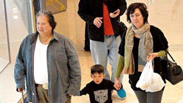 74岁洪金宝现身澳洲，身材暴瘦头发花白，58岁港姐妻子颜值出众