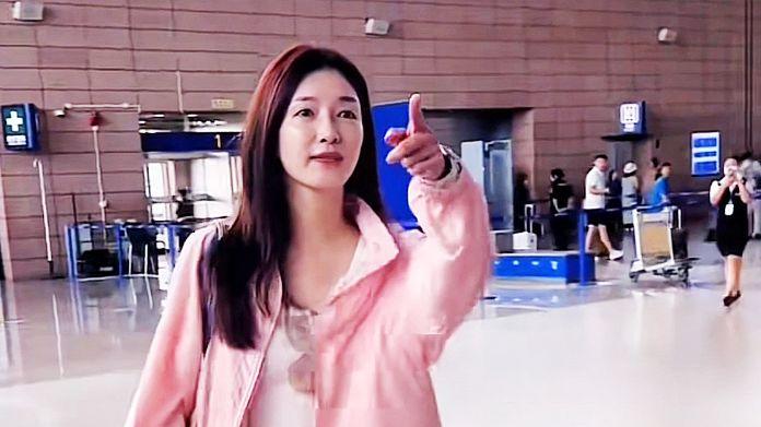 36岁江疏影现身上海，露脐装展现完美身材，皮肤白皙几近素颜出镜