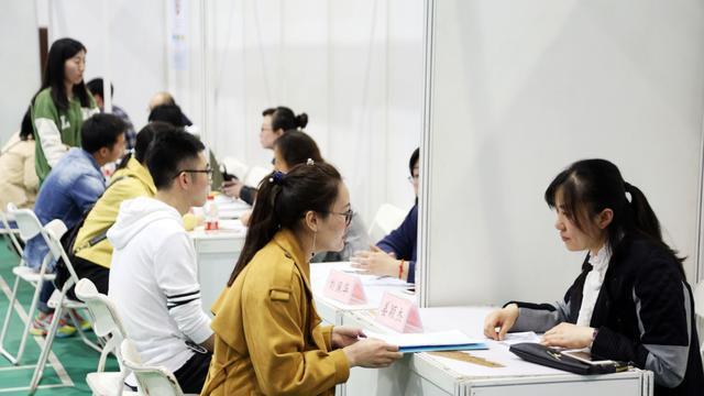 招聘|年轻人找工作不要看钱？经济学家直接回怼，一句“无知”很接地气