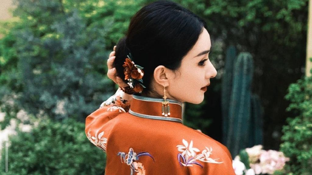 赵丽颖端午节晒近照，穿红色旗袍温婉动人，侧颜杀美翻了