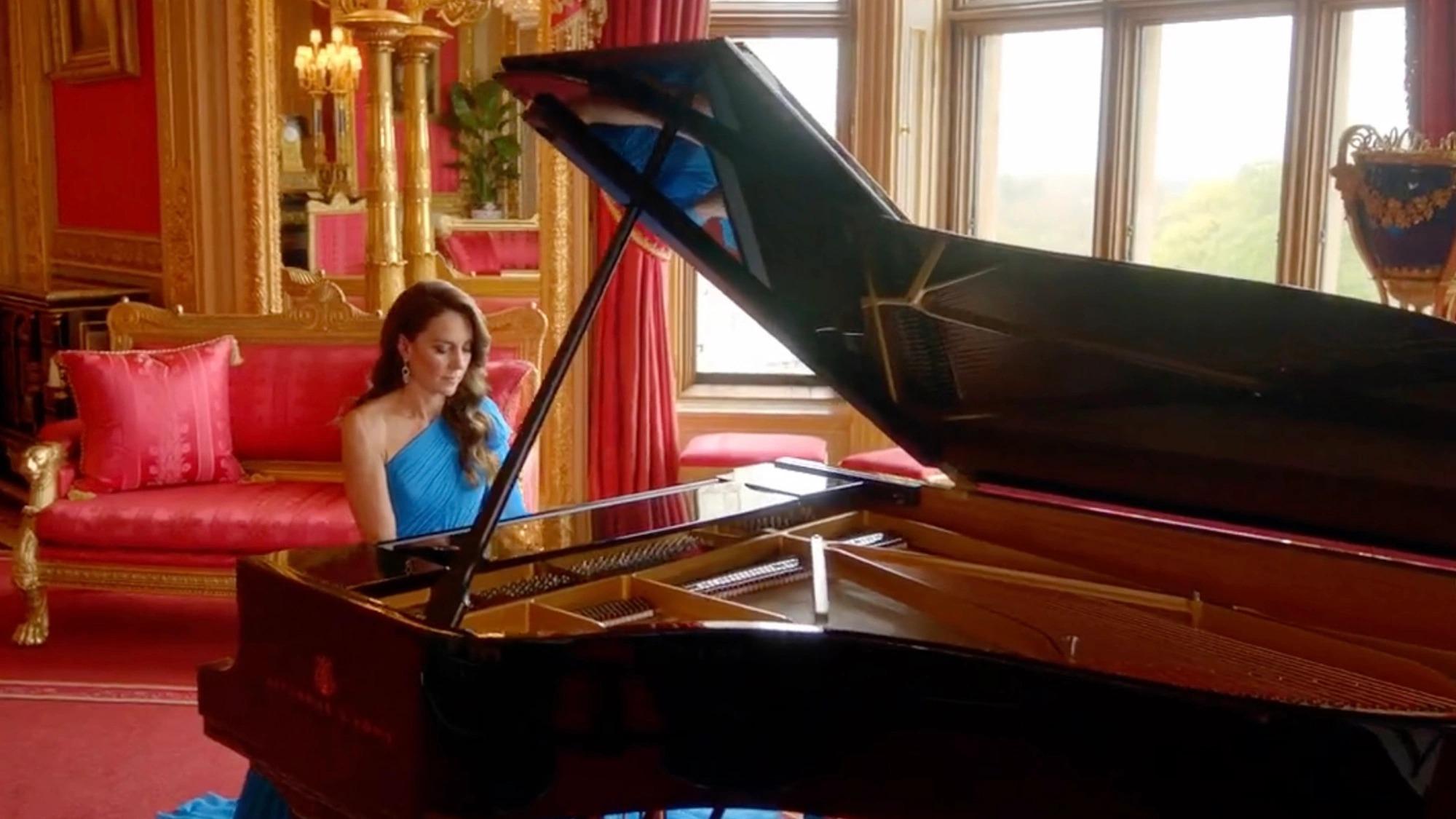 凯特王妃|无声反击！梅根与女星吃日料，凯特现身弹钢琴，两人撞衫凯特稳赢