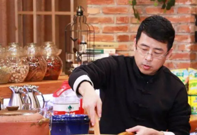 要求中国人向世界道歉，被央视开除的阿丘，如今的现状咎由自取