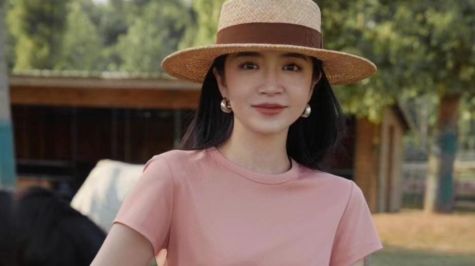 发型 今夏流行一种发型，叫“锁骨发+草帽”，优雅时尚又显脸小