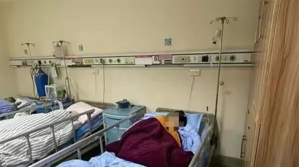 太奇葩！老人病逝下葬三天后，家属接到医院电话：弄错了你妈还活着。
