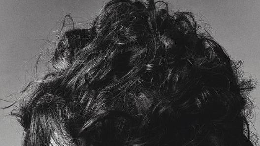 杨幂颠覆形象登《ELLE》封面：大爆炸头是时尚风潮还是失败尝试