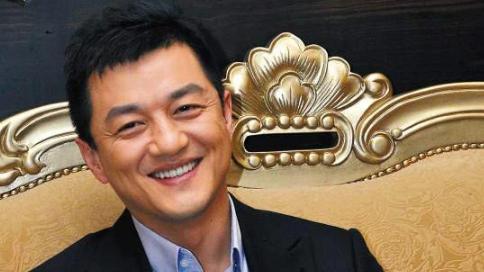 李亚鹏|李亚鹏与妻子当众搂腰太甜蜜，仪式感过头被骂太装：怪不得李嫣烦