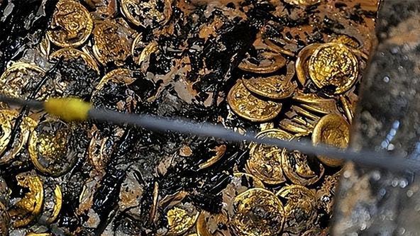上世纪90年代，一位农民劈柴找到了藏金洞：带着两块金砖去银行换钱，结果当场被捕