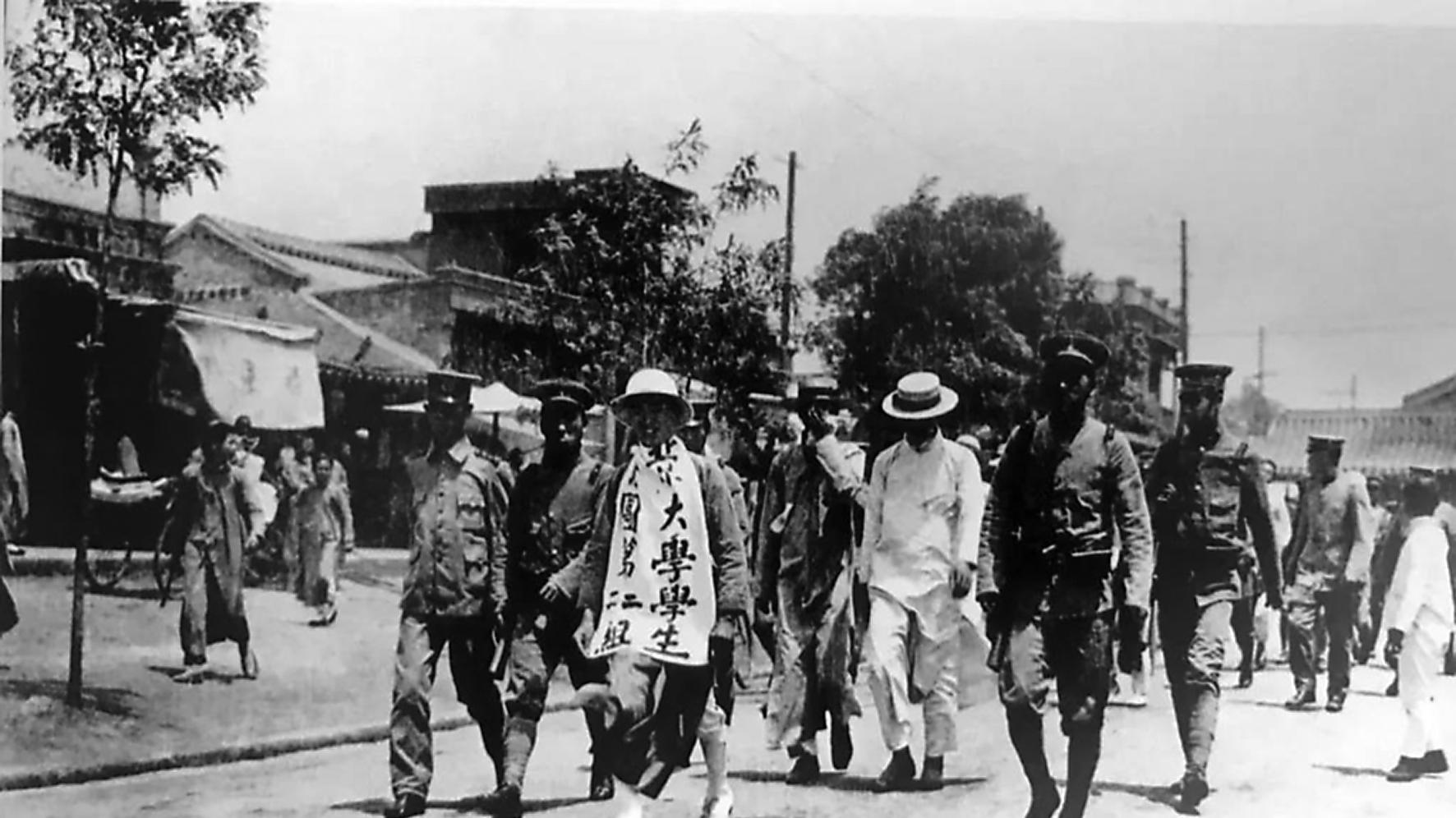 事业单位|招聘会KTV公主事件：孔乙己可以脱下长衫，但着实不应该穿上丝袜