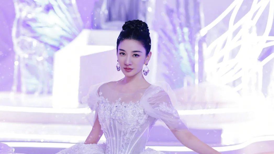 缠了10层保鲜膜，知名女星引争议