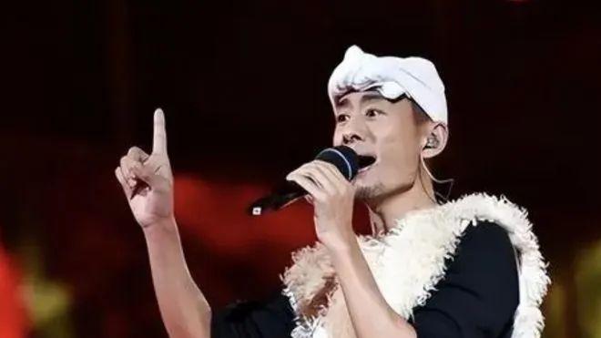 风光无限冠军变装疯卖傻的主播，54岁的草根歌手阿宝，已经活成了一个笑话