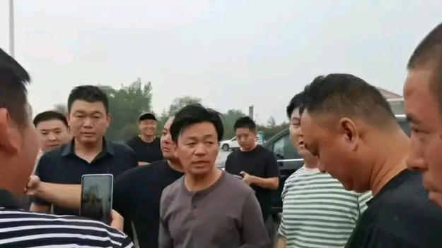 网友在驰援河北队伍偶遇王宝强，上百位明星捐款总价值近亿元