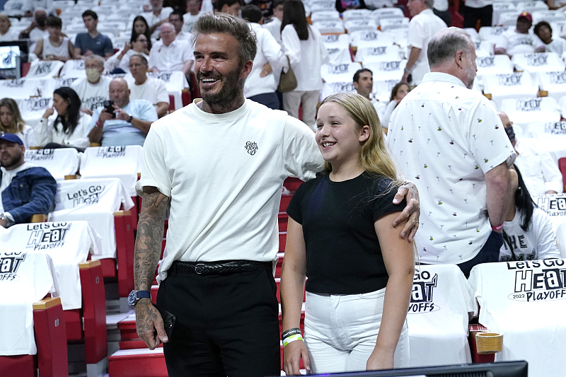 高定|人小鬼大！贝嫂母女外出逛街遭狗仔跟拍，小七做搞怪手势回应