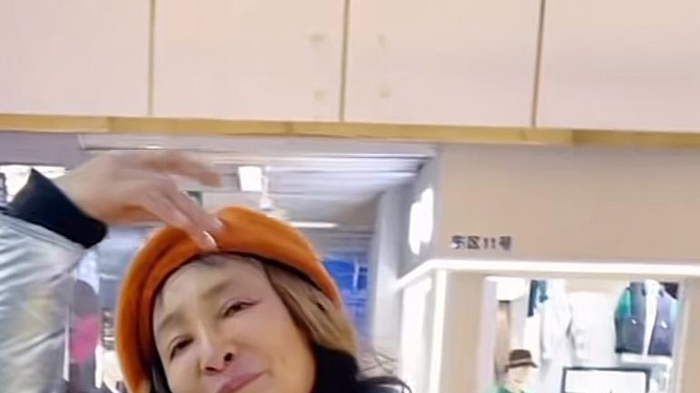 李勤勤|59岁李勤勤逛商场，即兴跳舞不尴尬，穿廉价棉衣接地气