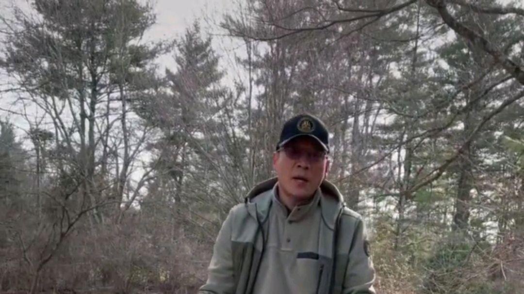 王祖贤|53岁丁海峰疑似定居美国！晒采集柴火视频，意外曝光超大庄园住宅