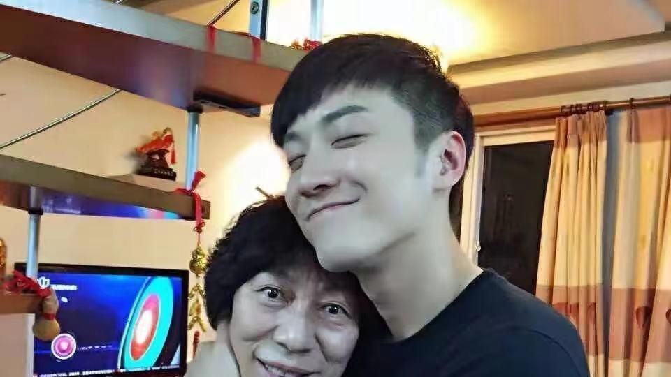 洪小铃|乔任梁去世6年后，年迈父亲摆摊做牛肉面，手被烫伤仍卖力惹心酸