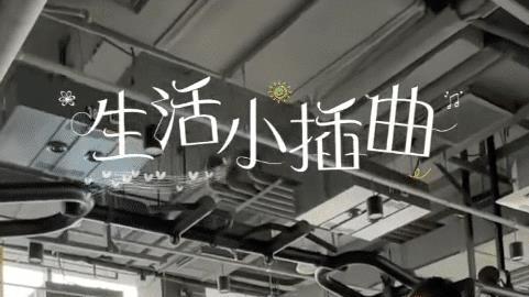 |50岁牛莉引争议，健身与男私教太亲密臀部紧挨对方，还被私教搂腰！