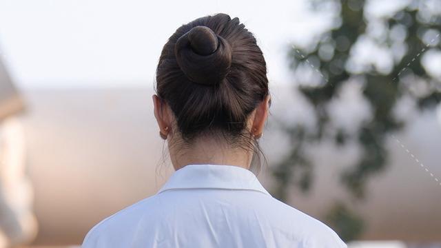 一件合适的职业装，能够彰显出一个人的优雅气质