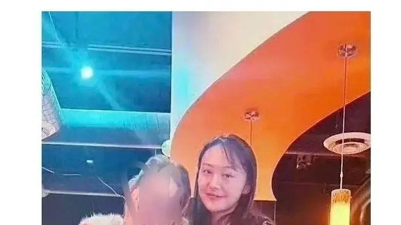 郑爽|郑爽素颜近照曝光，网友直呼：头发稀疏还胖！没认出来！