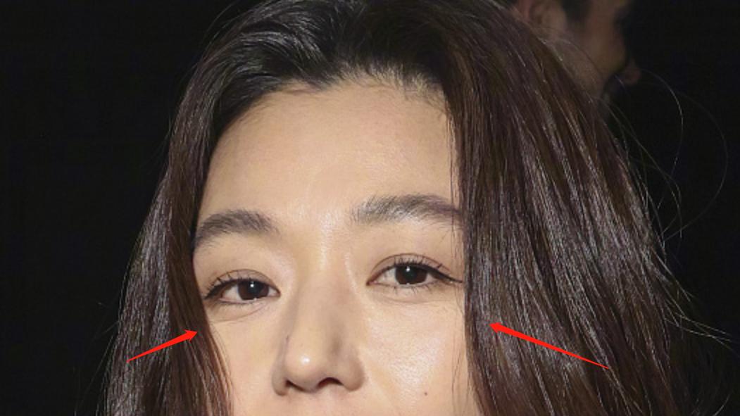 全智贤|42岁全智贤遭长枪短炮围堵！淡定走秀气场强，头发凌乱魅力不减