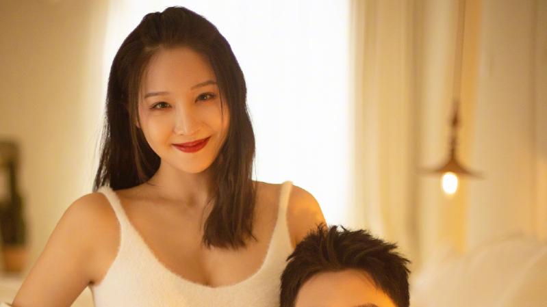 魏晨|37岁魏晨晒娇妻孕照喜当爹！夫妻同框幸福美满，相恋8年修成正果